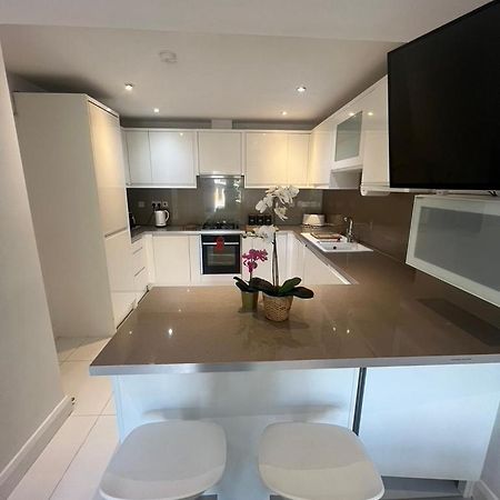 פינצ'לי Zenobia London Luxury Apartments מראה חיצוני תמונה