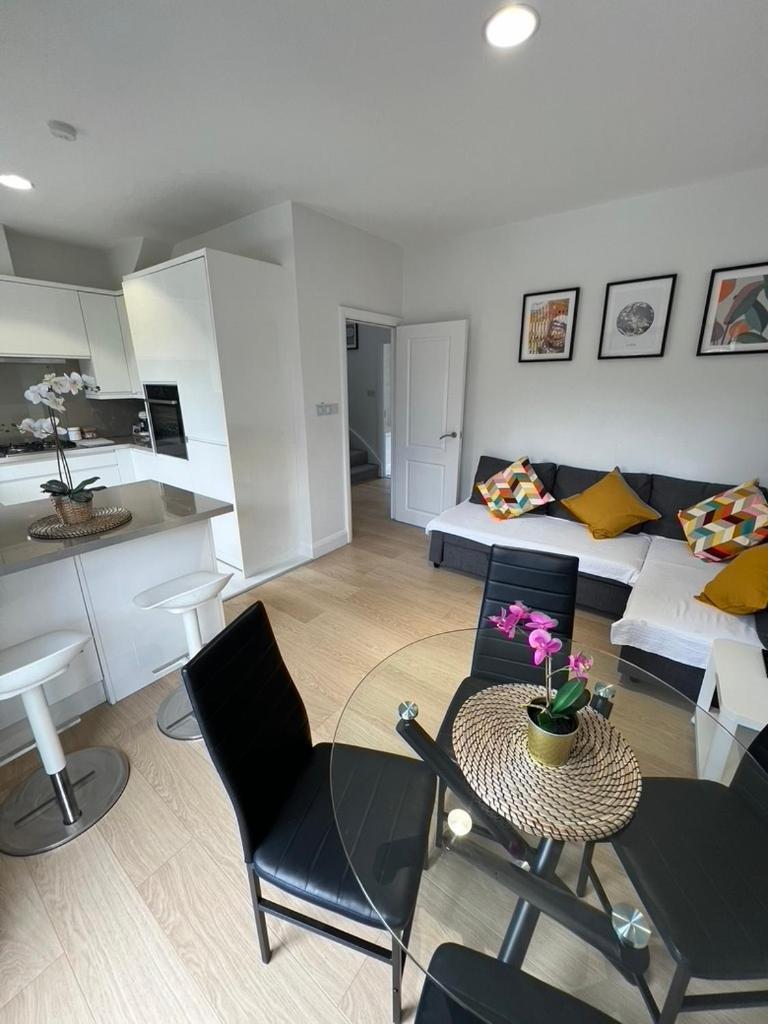 פינצ'לי Zenobia London Luxury Apartments מראה חיצוני תמונה
