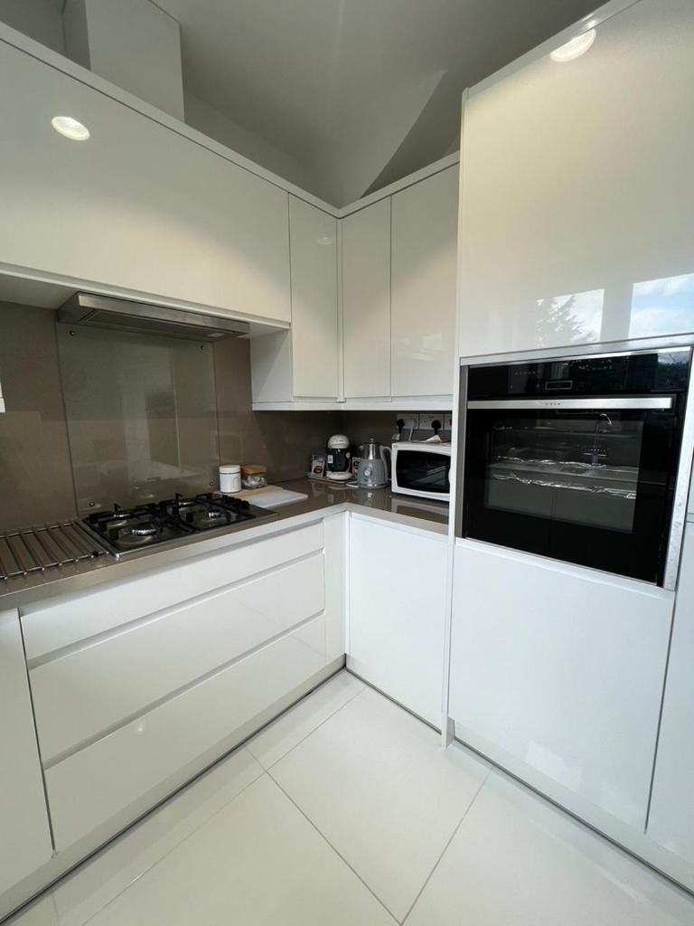 פינצ'לי Zenobia London Luxury Apartments מראה חיצוני תמונה