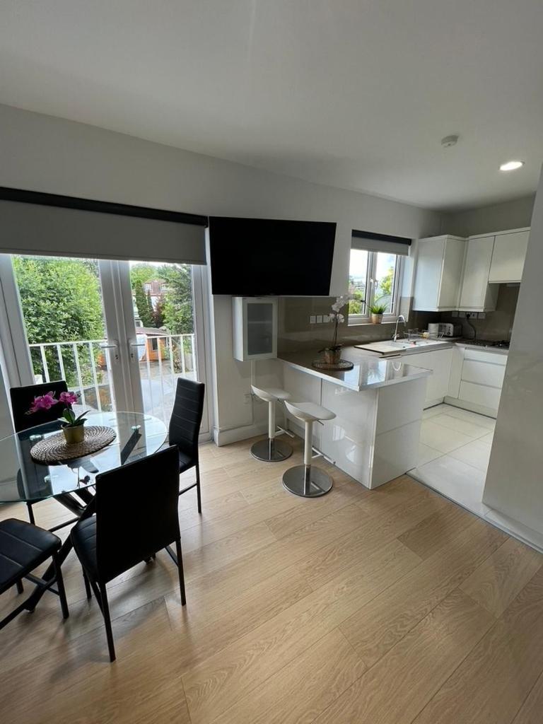 פינצ'לי Zenobia London Luxury Apartments מראה חיצוני תמונה