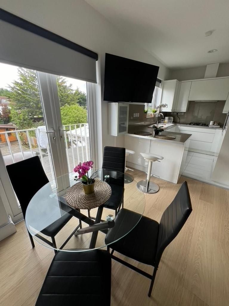 פינצ'לי Zenobia London Luxury Apartments מראה חיצוני תמונה