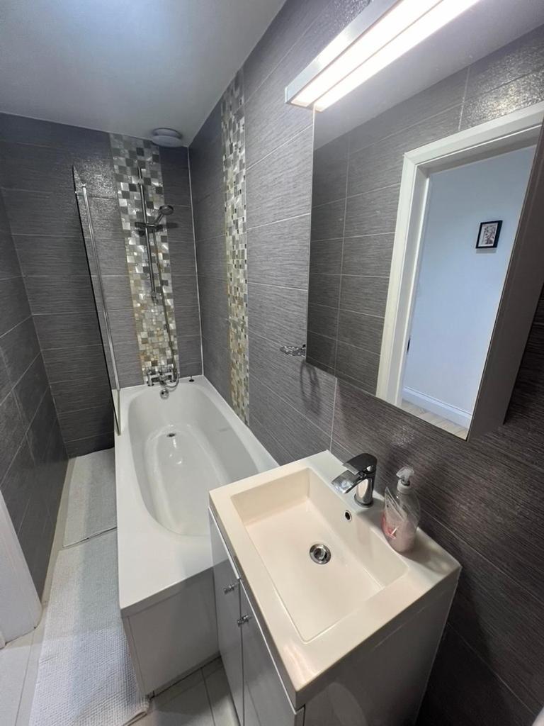 פינצ'לי Zenobia London Luxury Apartments מראה חיצוני תמונה