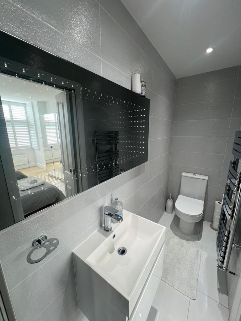 פינצ'לי Zenobia London Luxury Apartments מראה חיצוני תמונה