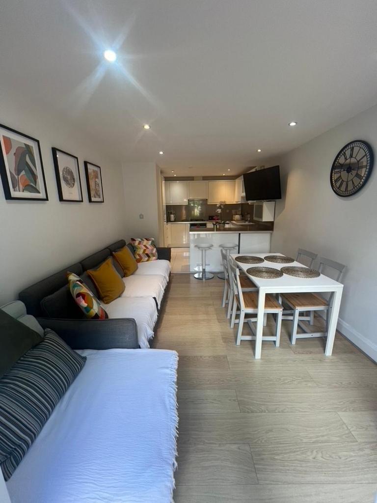 פינצ'לי Zenobia London Luxury Apartments מראה חיצוני תמונה