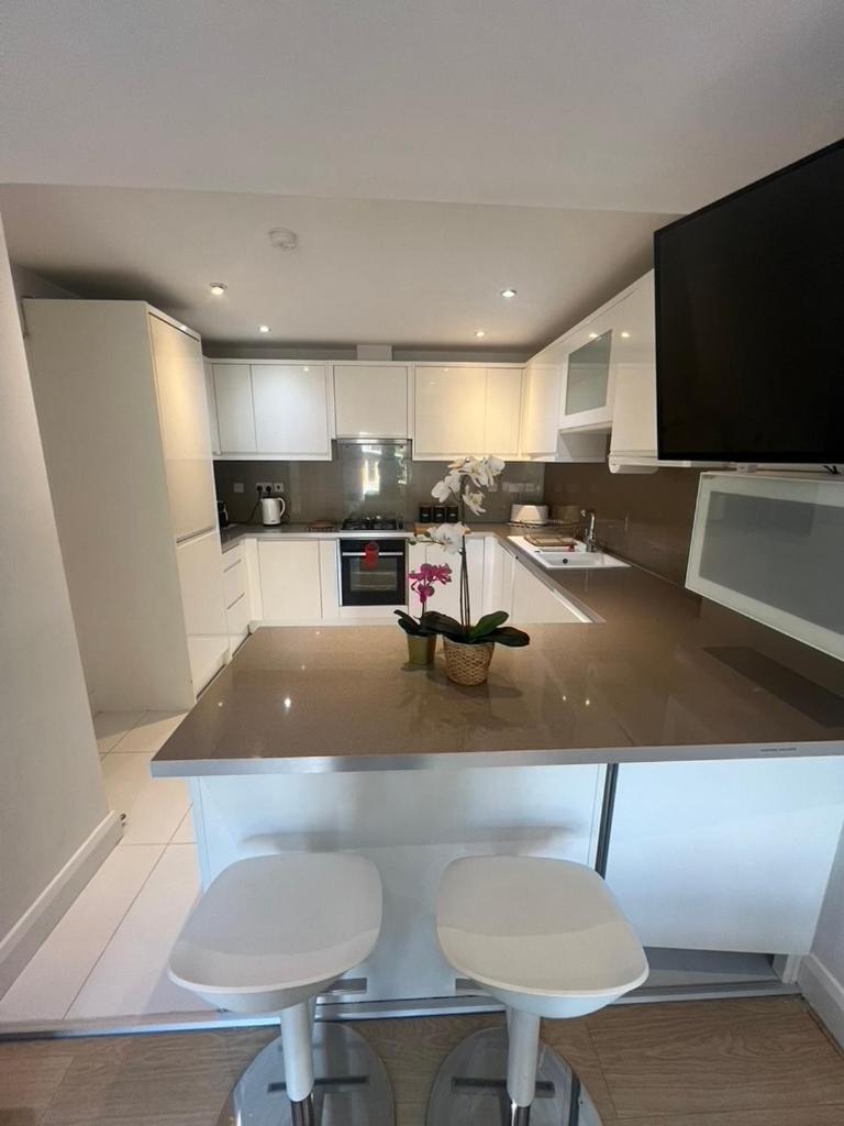 פינצ'לי Zenobia London Luxury Apartments מראה חיצוני תמונה