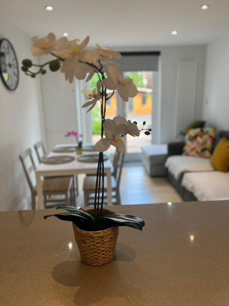 פינצ'לי Zenobia London Luxury Apartments מראה חיצוני תמונה